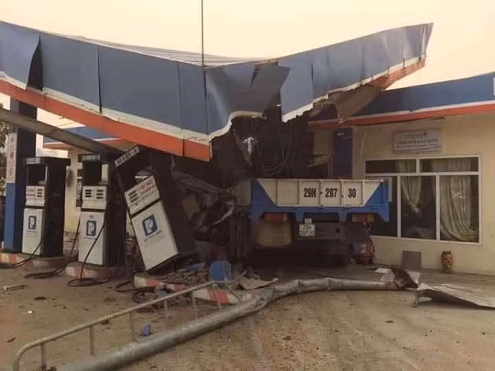 Phần mái che cây xăng bị xe tải đâm đổ.
