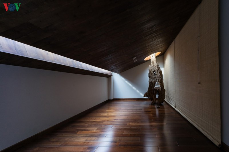 Một không gian tâm linh trên tầng áp mái. Ánh sáng tự nhiên được khai thác đầy hiệu quả thẩm mỹ.