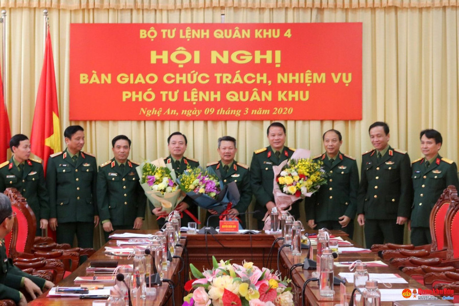 Lãnh Bộ Tư lệnh Quân khu 4 và Binh đoàn 12 chúc mừng Thiếu tướng Nguyễn Sỹ Hội và Thiếu tướng Nguyễn Anh Tuấn.