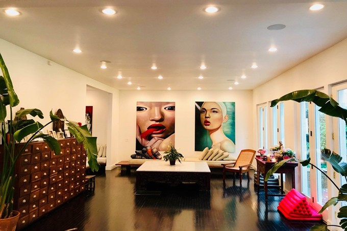 Mới đây, cô phải chuyển đến Singapore định cư theo sự điều chuyển công tác của ông xã. Nữ siêu mẫu rất nuối tiếc không gian mà mình mất nhiều công để xây dựng.