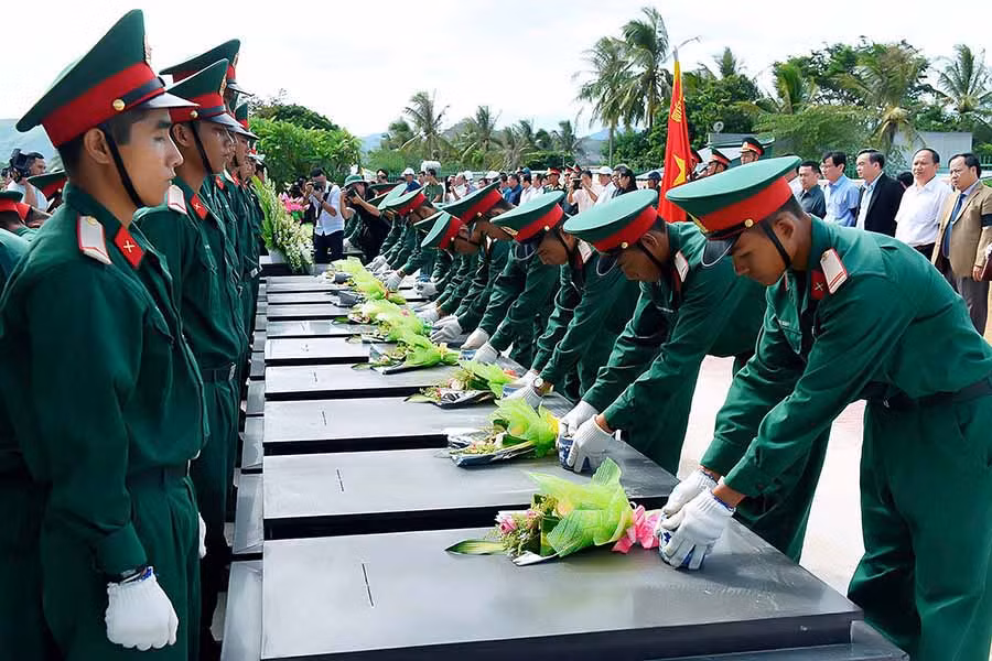 Lễ truy điệu và an táng 61 hài cốt liệt sĩ tại thị xã An Khê ngày 26-7-2019. Ảnh: Đ.T