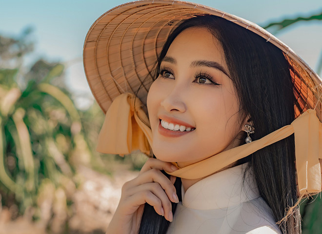 Hoa khôi miền Trung Đoàn Hồng Trang diện áo dài duyên dáng thăm quê hương Bình Thuận - Ảnh: NVCC