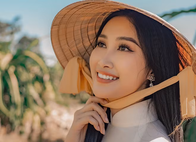 Hoa khôi miền Trung Đoàn Hồng Trang diện áo dài duyên dáng thăm quê hương Bình Thuận - Ảnh: NVCC