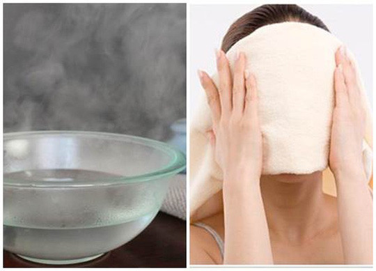 Sau khi rửa mặt bằng sữa rửa mặt để làm sạch các bụi bẩn, bạn hãy lấy nước ấm pha với một chút nước muối sinh lý cho bốc hơi lên. Ảnh: kenhphunu.