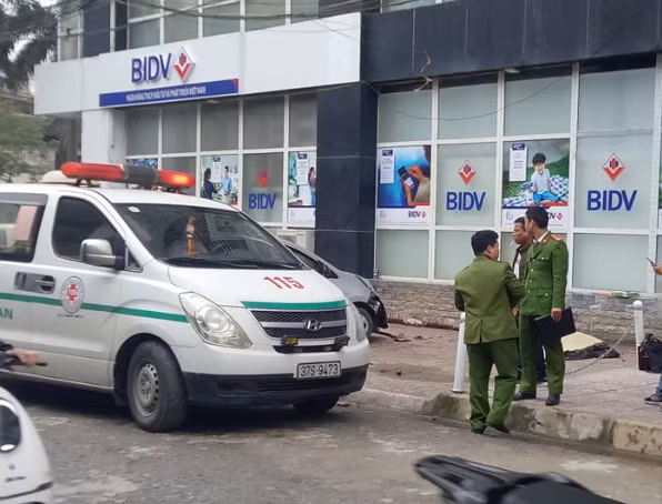 Hiện trường nơi thanh niên rơi từ tầng 13 xuống tử vong.