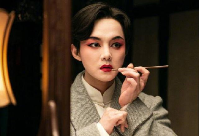 Ngoài những tình tiết “úp mở” sự quan tâm của Thương Tế Nhị và Trình Phượng Đài dành cho nhau, phim còn được người xem đánh giá cao khi khắc họa rõ nét được niềm đam mê kinh kịch của Thương Thế Nhị trên nền bối cảnh Trung Quốc thời cận đại khó khăn. ẢNH: WEIBO NV