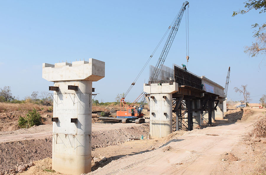 Đơn vị thi công đang tiến hành thi công hệ thống cầu máng dẫn nước của kênh Chính Đông qua những vùng trũng, thấp. Ảnh: Minh Nguyễn