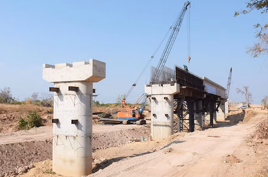 Đơn vị thi công đang tiến hành thi công hệ thống cầu máng dẫn nước của kênh Chính Đông qua những vùng trũng, thấp. Ảnh: Minh Nguyễn