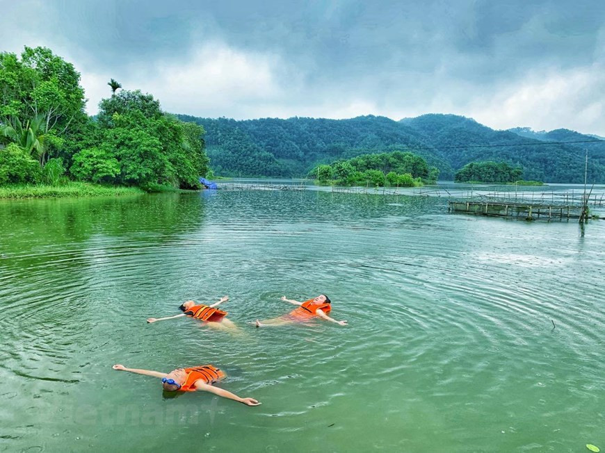 Chỉ cần một ngày để khám phá và trải nghiệm phong cảnh cũng như đời sống của người dân ở đầm Vân Hội. (Ảnh: Xuân Mai/Vietnam+) Chỉ cần một ngày để khám phá và trải nghiệm phong cảnh cũng như đời sống của người dân ở đầm Vân Hội. (Ảnh: Xuân Mai/Vietnam+)