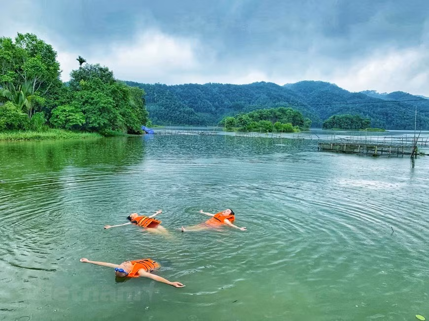 Chỉ cần một ngày để khám phá và trải nghiệm phong cảnh cũng như đời sống của người dân ở đầm Vân Hội. (Ảnh: Xuân Mai/Vietnam+)