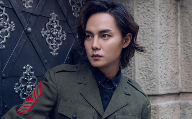 Ngoài đời, Doãn Chính (tên thật: Đàm Tuấn Bằng) cũng nhận được nhiều sự quan tâm với vẻ đẹp tinh tế chuẩn mỹ nam tại làng giải trí Hoa ngữ. Anh phù hợp với đủ thể loại tạo hình trên màn ảnh. Thậm chí, sao phim Bên tóc mai không phải hải đường hồng từng để tóc dài lãng tử. ẢNH: CHỤP MÀN HÌNH SINA