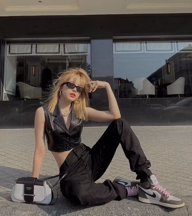 Combo crop top và quần cạp cao phủ sắc đen được Thiều Bảo Trâm phối với sneakers năng động. Chiếc túi Sidonie của Prada là điểm sáng, giúp trang phục thêm phần ''đắt giá''.