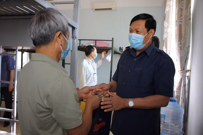  Thứ trưởng Bộ Y tế thăm hỏi người dân đang cách ly