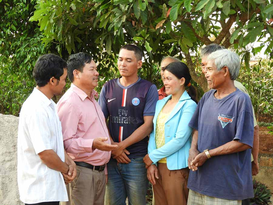 Người dân làng Ia Mút, xã Hà Bầu đoàn kết xây dựng làng nông thôn mới trong đồng bào dân tộc thiểu số. Ảnh: Thanh Nhật