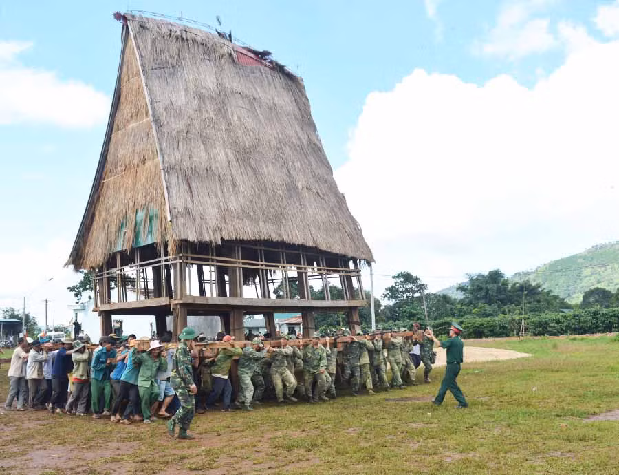  Lực lượng bộ đội tham gia di dời nhà rông ở xã Chư Đang Ya (huyện Chư Pah). Ảnh: A.H