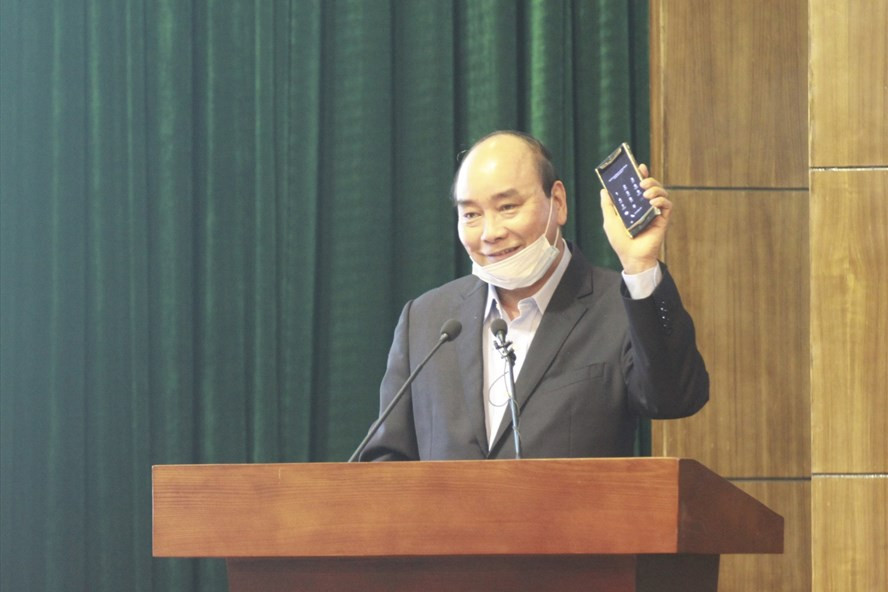 Thủ tướng Chính phủ Nguyễn Xuân Phúc nhắn tin ủng hộ chương trình “Toàn dân ủng hộ phòng, chống dịch bệnh COVID-19”. Ảnh T.Vương