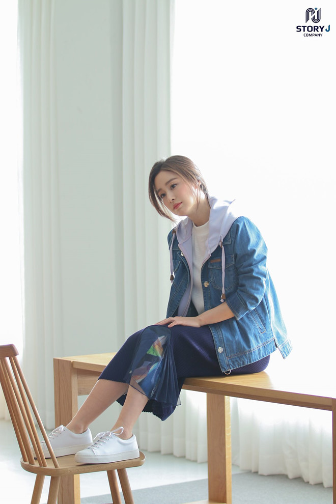 Trong phim, Cha Yoo Ri đem lại nhiều tiếng cười hài hước đồng thời cũng khiến khán giả rơi nước mắt chua xót. Những cảnh nhân vật này cùng con gái cũng mang đến nhiều cảm xúc - ẢNH: STORY J COMPANY Trong phim, Cha Yoo Ri đem lại nhiều tiếng cười hài hước đồng thời cũng khiến khán giả rơi nước mắt chua xót. Những cảnh nhân vật này cùng con gái cũng mang đến nhiều cảm xúc - ẢNH: STORY J COMPANY