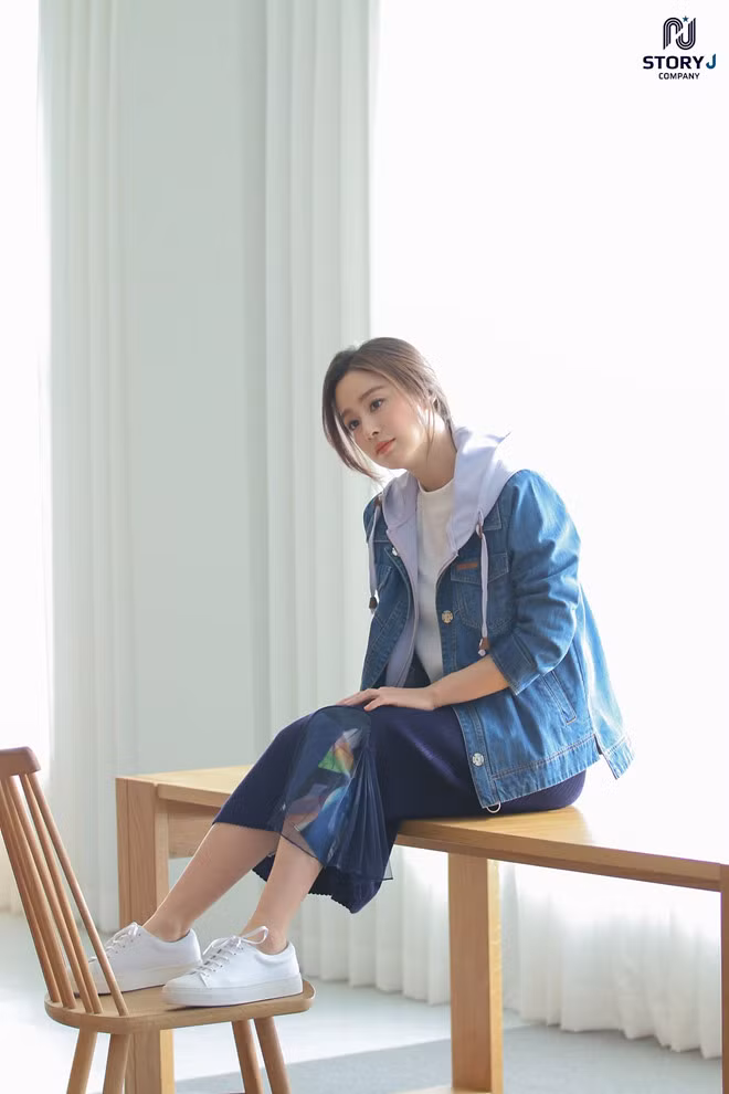  Trong phim, Cha Yoo Ri đem lại nhiều tiếng cười hài hước đồng thời cũng khiến khán giả rơi nước mắt chua xót. Những cảnh nhân vật này cùng con gái cũng mang đến nhiều cảm xúc - ẢNH: STORY J COMPANY