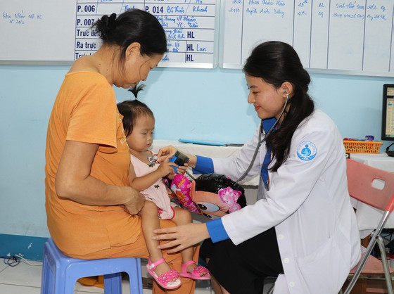 Luôn mỉm cười là cách bác sĩ Châu Tố Uyên chiếm được tình cảm bệnh nhi