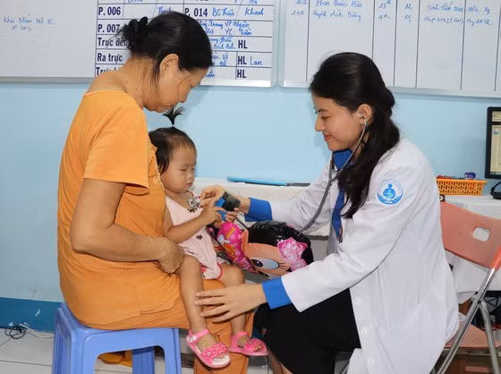 Luôn mỉm cười là cách bác sĩ Châu Tố Uyên chiếm được tình cảm bệnh nhi