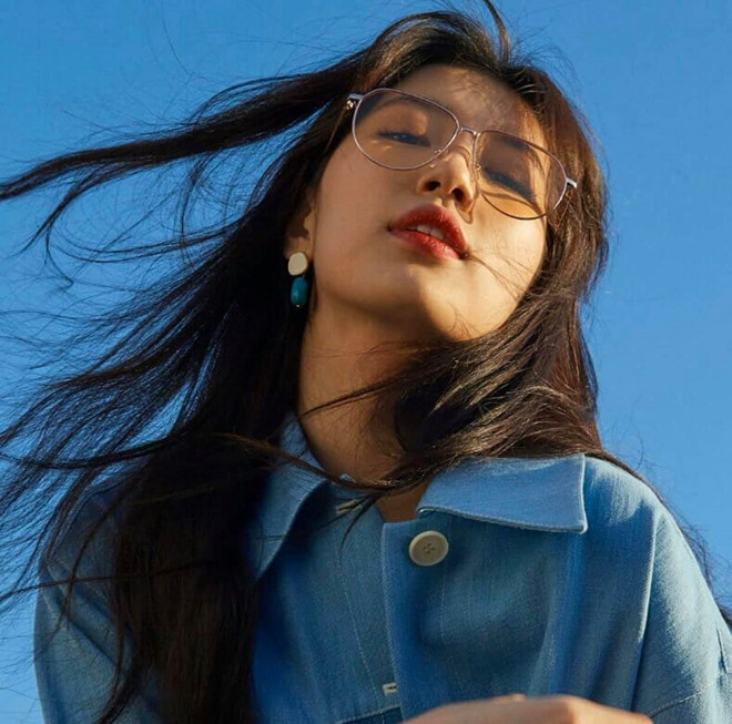 Được biết, bộ ảnh này thuộc chiến dịch quảng cáo của một hãng mắt kính do cựu thành viên Miss A làm đại diện. Do đó, phụ kiện này được cô lăng xê nhiệt tình/ ẢNH: CHỤP MÀN HÌNH SUZY VIETNAM FANPAGE