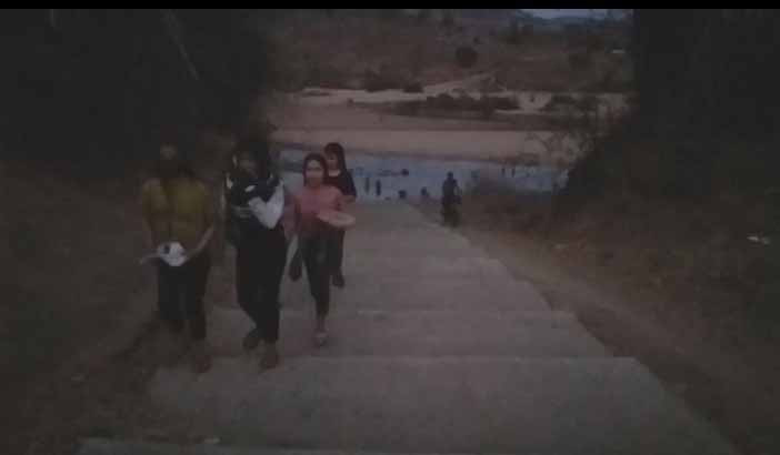 Chỉ đến khi mặt trời khuất hẳn nhường chỗ cho bóng đêm mọi người mới lần lượt ra về, để rồi ngày mai không hẹn lại gặp nơi bến sông quê. Ảnh: Vũ Thị Chi