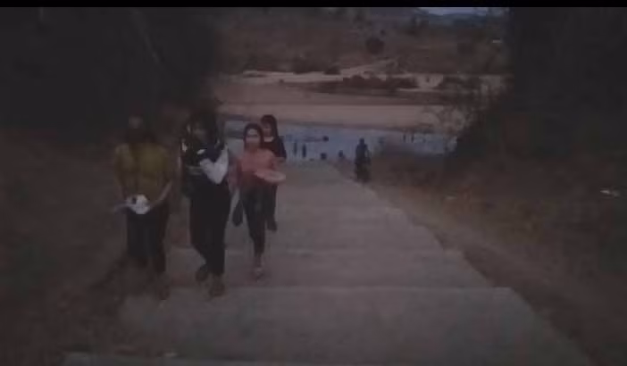 Chỉ đến khi mặt trời khuất hẳn nhường chỗ cho bóng đêm mọi người mới lần lượt ra về, để rồi ngày mai không hẹn lại gặp nơi bến sông quê. Ảnh: Vũ Thị Chi