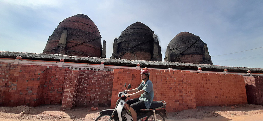 Khối tài sản lò gạch - gốm ở huyện Mang Thít được đánh giá có nhiều cơ hội, tiềm năng để trở thành một di sản đương đại không chỉ độc đáo của riêng Việt Nam - Ảnh: C.HẠNH