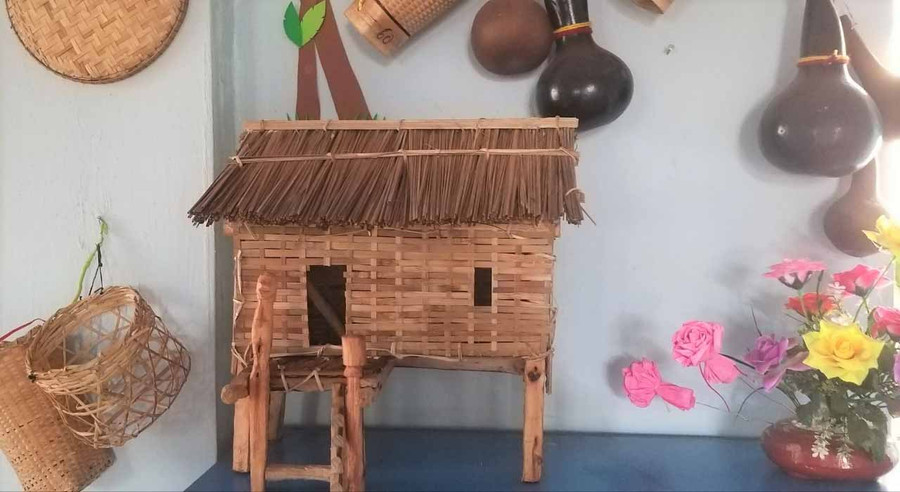 Mô hình đồ chơi thân thiện được làm từ vật liệu trong cuộc sống. Ảnh: Đinh Yến