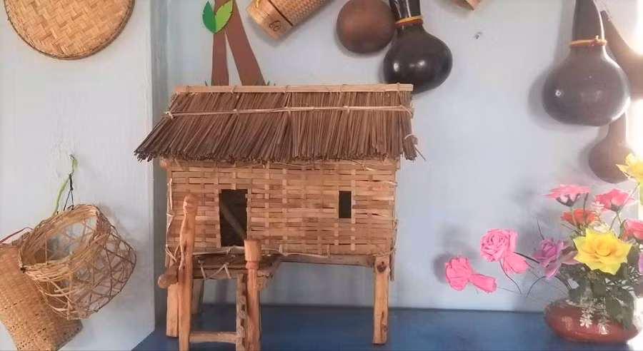 Mô hình đồ chơi thân thiện được làm từ vật liệu trong cuộc sống. Ảnh: Đinh Yến