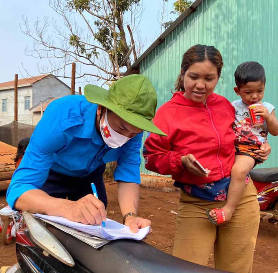 Đoàn viên thanh niên xã Ia Krêl (huyện Đức Cơ) giúp người dân khai báo thông tin y tế. Ảnh: Phan Lài Đoàn viên thanh niên xã Ia Krêl (huyện Đức Cơ) giúp người dân khai báo thông tin y tế. Ảnh: Phan Lài