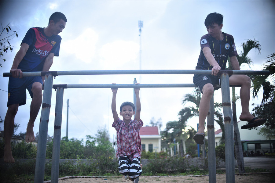Mỗi khi chiều đến, Lê Ngọc Thanh háo hức cùng các chiến sĩ tập xà đơn -. Ảnh: LÂM THIÊN