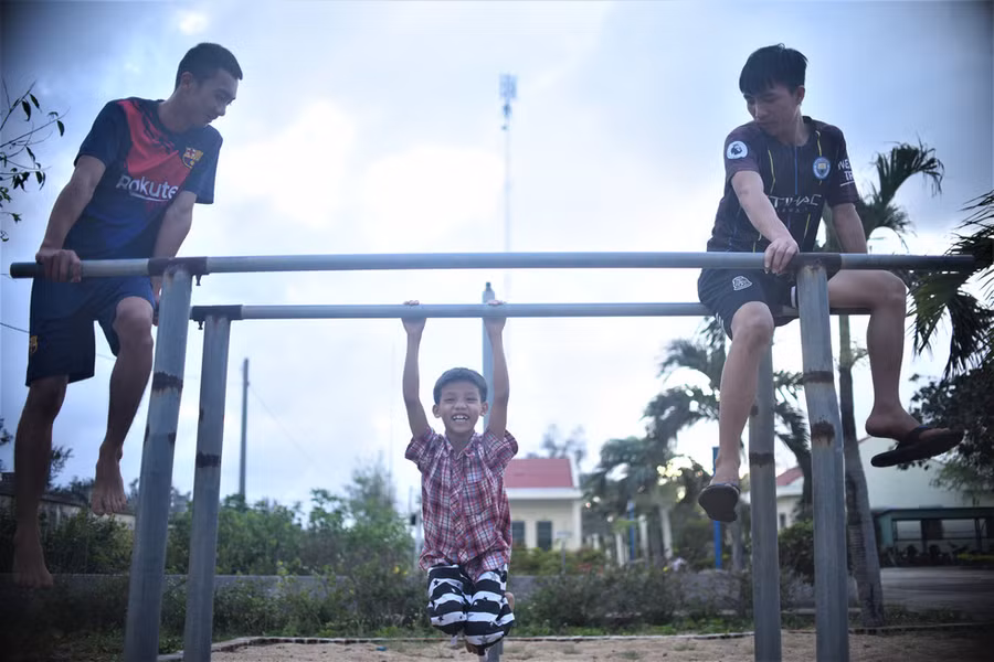 Mỗi khi chiều đến, Lê Ngọc Thanh háo hức cùng các chiến sĩ tập xà đơn -. Ảnh: LÂM THIÊN