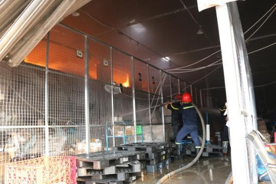  Cảnh sát PCCC tiếp cận sâu trong kho hàng để chữa cháy