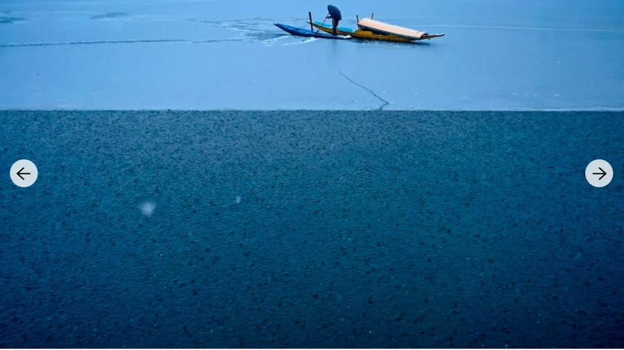 Một người đàn ông chèo thuyền ở hồ Dal - hồ của những đóa hoa ở Srinagar, Ấn Độ. Ảnh: AFP/Getty.