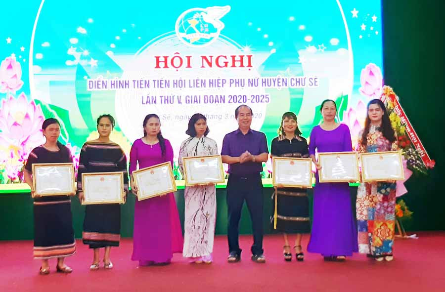 Các tập thể được UBND huyện Chư Sê tặng giấy khen vì có thành tích xuất sắc trong phong trào thi đua yêu (giai đoạn 2015 – 2020). Ảnh: Anh Quân