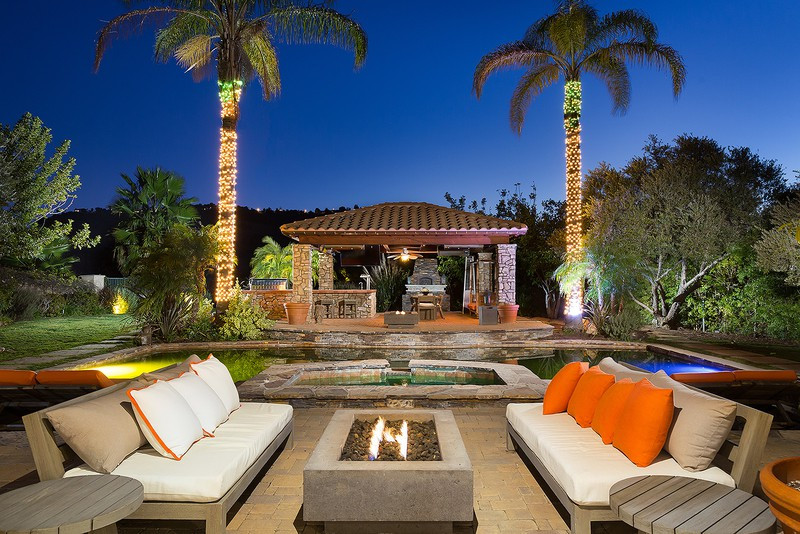 Căn biệt thự nằm trên mảnh đất rộng hơn 12.000 m2, được thiết kế theo phong cách truyền thống. Căn biệt thự nằm trên mảnh đất rộng hơn 12.000 m2, được thiết kế theo phong cách truyền thống.