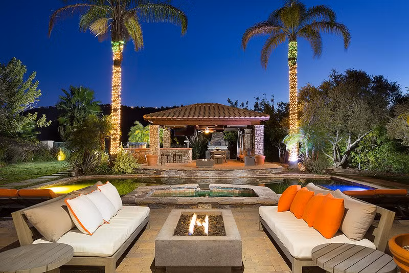 Căn biệt thự nằm trên mảnh đất rộng hơn 12.000 m2, được thiết kế theo phong cách truyền thống.