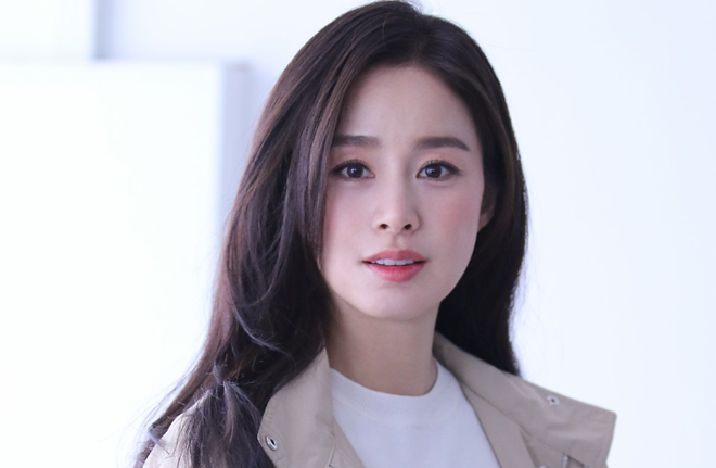 Kim Tae Hee chọn phong cách mới lạ nhưng vẫn gây ấn tượng với nhan sắc ngày càng rạng rỡ ở tuổi 40 - ẢNH: STORY J COMPANY Kim Tae Hee chọn phong cách mới lạ nhưng vẫn gây ấn tượng với nhan sắc ngày càng rạng rỡ ở tuổi 40 - ẢNH: STORY J COMPANY