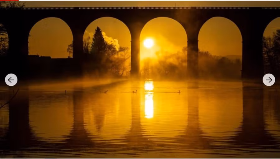  Khoảnh khắc mặt trời mọc sau cầu đường sắt băng qua thung lũng Ruhr, ở Herdecke, Đức. Ảnh: AFP/Getty.