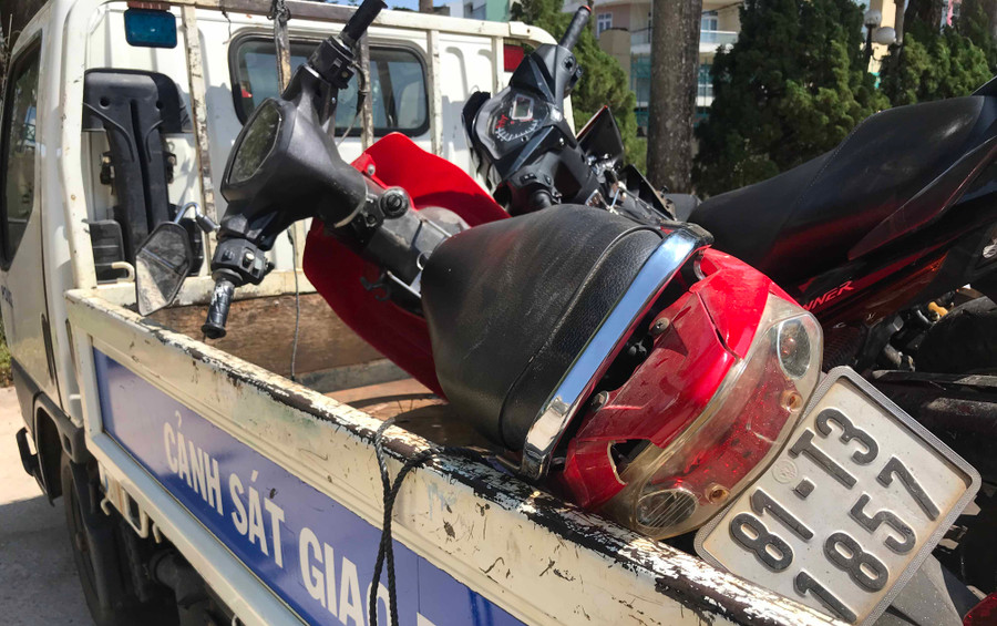 Chiếc xe máy của nạn nhân điều khiển khi gặp tai nạn. Ảnh:Văn Ngọc 