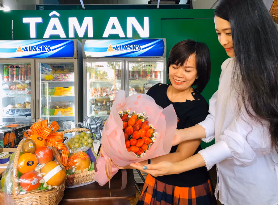 Giới trẻ khá thích thú với cách bó hoa từ quả dâu tây. Ảnh Trần Dung