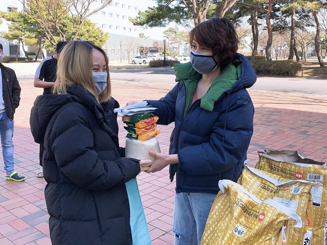 Chi hội sinh viên Việt Nam của trường Đại Học Catholic-Daegu đã trao 70 suất quà cứu trợ cho các du học sinh tại trường - Ảnh: Duy Khoa Chi hội sinh viên Việt Nam của trường Đại Học Catholic-Daegu đã trao 70 suất quà cứu trợ cho các du học sinh tại trường - Ảnh: Duy Khoa