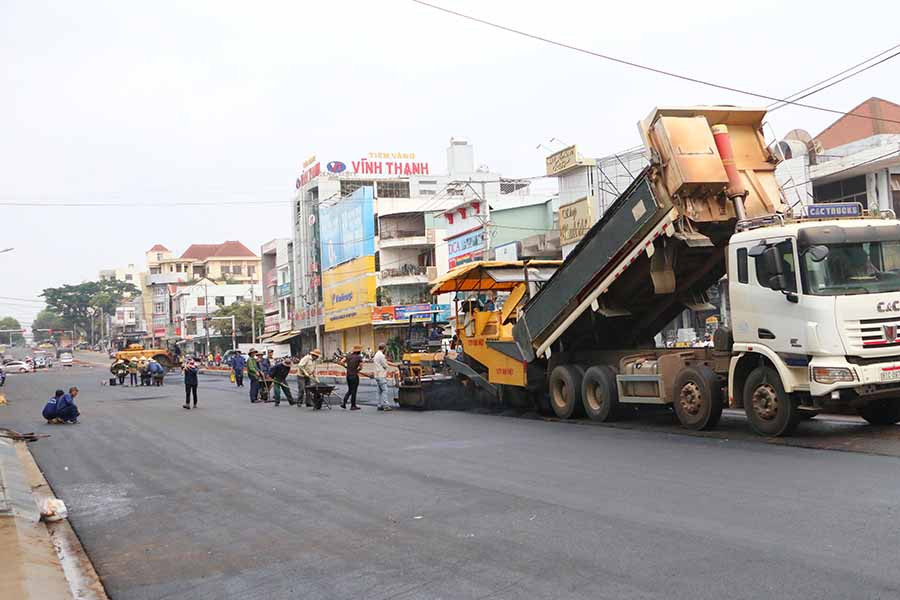 Dự án nâng cấp, mở rộng đường Trần Phú đang trong giai đoạn hoàn thiện. Ảnh: T.S Dự án nâng cấp, mở rộng đường Trần Phú đang trong giai đoạn hoàn thiện. Ảnh: T.S