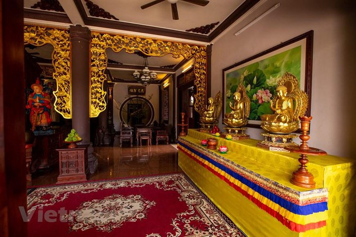 Khách tham quan và phật tử, người dân có thể thắp hương, lạy Phật, chìm đắm trong kiến trúc của các căn phòng mà mình đặt chân qua. (Ảnh: Minh Sơn/Vietnam+)