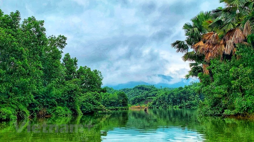 Cách Hà Nội khoảng 120 km, đầm Vân Hội (xã Hiền Lương, huyện Hạ Hòa, tỉnh Phú Thọ). Địa danh này nằm ở cuối quê hương Vua Hùng, giáp huyện Văn Chấn, tỉnh Yên Bái, phong cảnh non nước hữu tình. (Ảnh: Xuân Mai/Vietnam+) Cách Hà Nội khoảng 120 km, đầm Vân Hội (xã Hiền Lương, huyện Hạ Hòa, tỉnh Phú Thọ). Địa danh này nằm ở cuối quê hương Vua Hùng, giáp huyện Văn Chấn, tỉnh Yên Bái, phong cảnh non nước hữu tình. (Ảnh: Xuân Mai/Vietnam+)