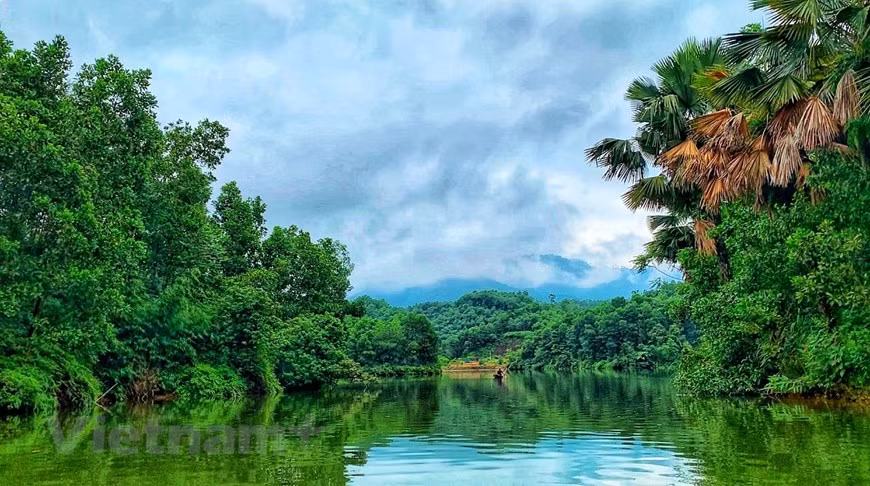 Cách Hà Nội khoảng 120 km, đầm Vân Hội (xã Hiền Lương, huyện Hạ Hòa, tỉnh Phú Thọ). Địa danh này nằm ở cuối quê hương Vua Hùng, giáp huyện Văn Chấn, tỉnh Yên Bái, phong cảnh non nước hữu tình. (Ảnh: Xuân Mai/Vietnam+)