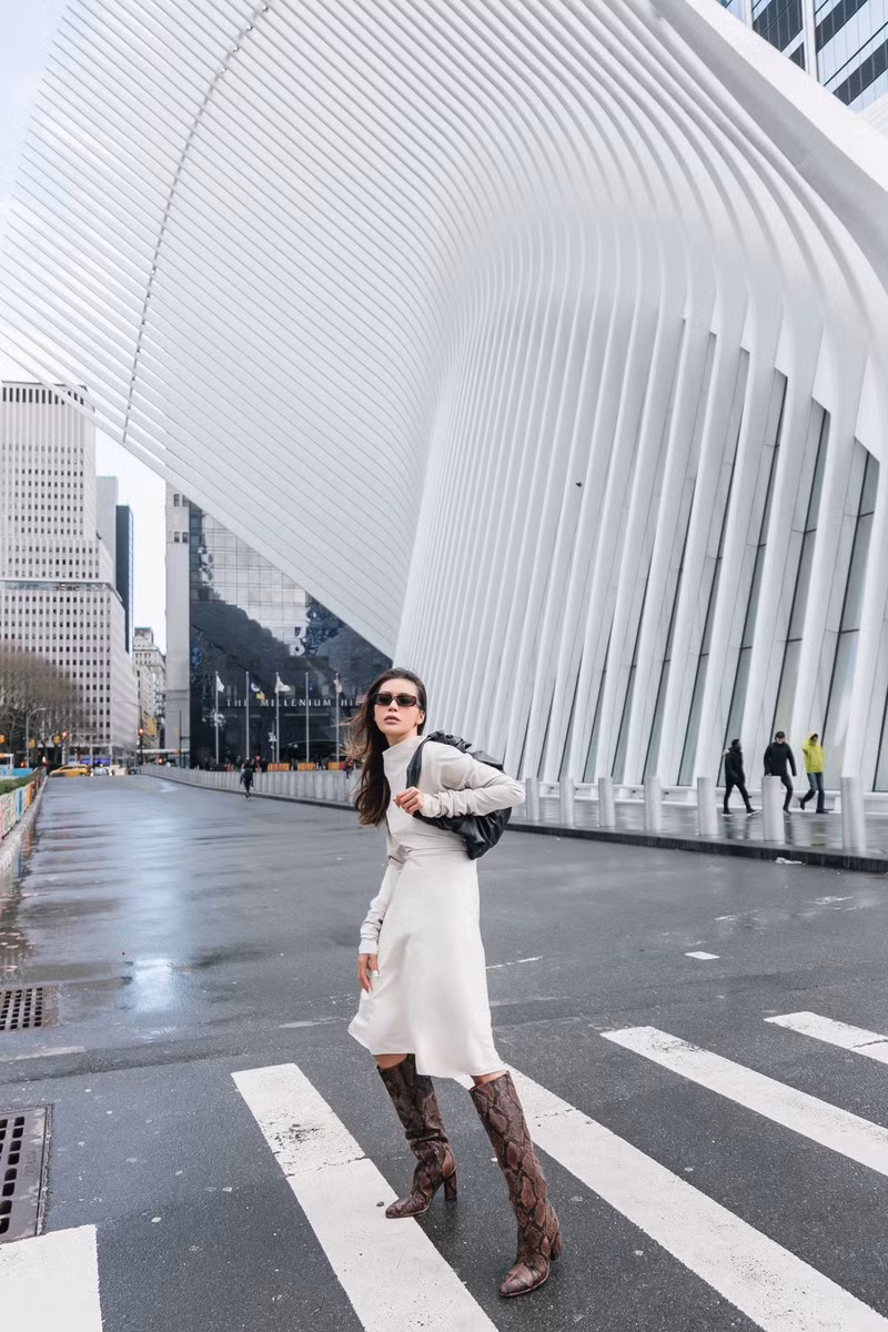 Đó là sự kết hợp boots da rắn màu nâu, mắt kính bảng nhỏ ôm sát phần mắt và túi xách sang trọng khiến tổng thể set đồ khá hoàn hảo và cá tính.