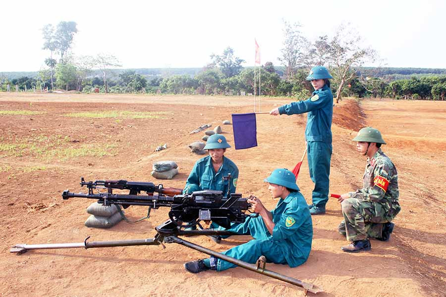 Huấn luyện dân quân tự vệ. Ảnh: N.S Huấn luyện dân quân tự vệ. Ảnh: N.S