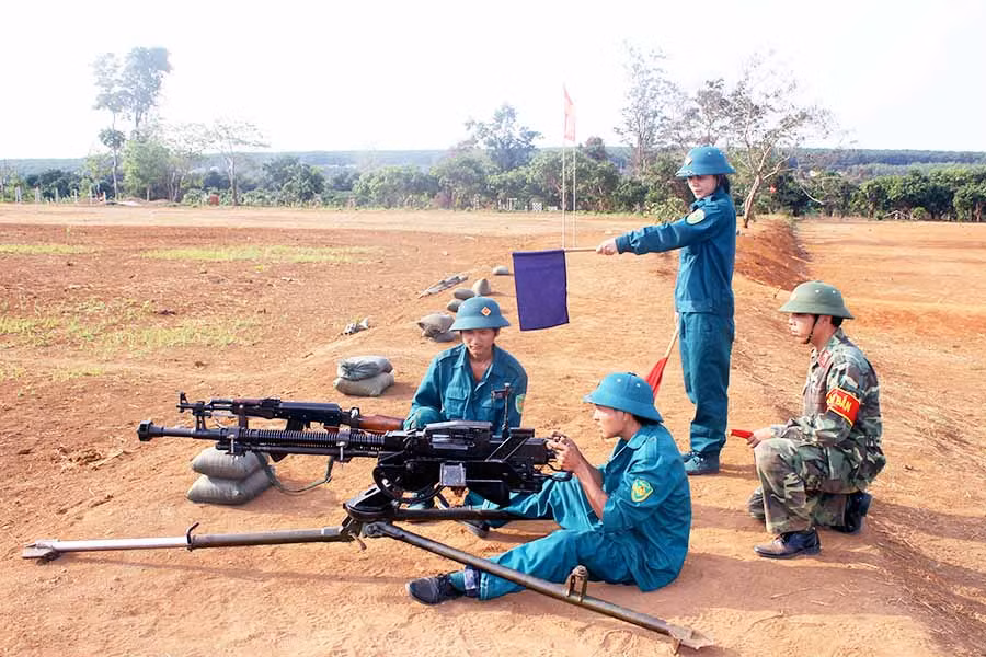 Huấn luyện dân quân tự vệ. Ảnh: N.S